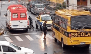 Colisão entre ônibus escolar e ciclista deixa homem ferido em Ilhabela; prefeitura presta suporte e vítima segue internada com fratura na bacia.