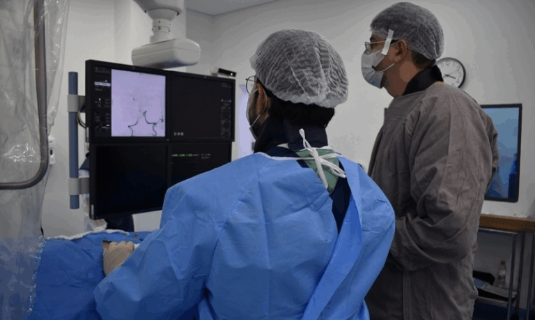 Hospital Regional do Litoral Norte realiza com sucesso sua primeira angiografia cerebral e reforça atuação em diagnósticos neurológicos de alta complexidade.
