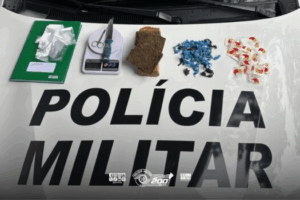Polícia Militar prende homem e apreende adolescente por tráfico de drogas no bairro Perequê-Açu, em Ubatuba. Drogas, balanças e caderno com anotações foram encontrados.