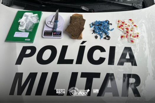 Polícia Militar prende homem e apreende adolescente por tráfico de drogas no bairro Perequê-Açu, em Ubatuba. Drogas, balanças e caderno com anotações foram encontrados.