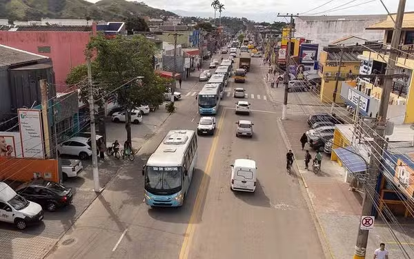 Prefeitura de São Sebastião aumenta passagem de ônibus para R$ 2,95 a partir de 15 de junho. Tarifa única e fim da catraca livre aos domingos geram críticas da população.