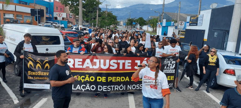Greve dos servidores de São Sebastião segue sem solução. Sindicato cobra reajuste salarial e decreto oficial, enquanto Prefeitura afirma que serviços essenciais continuam funcionando.