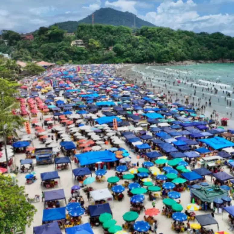 Barracas e tendas somem das praias de Ubatuba após decreto da Prefeitura com multa de R$ 1 mil. Medida visa manter uso coletivo e garantir acesso livre à faixa de areia.