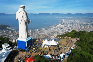 Dia 13 de junho celebra Santo Antônio, padroeiro de Caraguatatuba e conhecido como o santo casamenteiro. Conheça sua história, devoção e tradições populares.