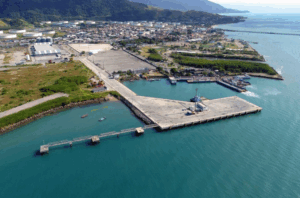 Porto de São Sebastião alcança liderança no ranking ambiental da ANTAQ com 96,31 pontos, após investimentos de R$ 3,5 milhões em sistemas e gestão sustentável.