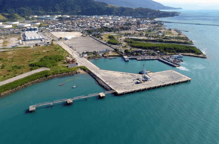 Porto de São Sebastião alcança liderança no ranking ambiental da ANTAQ com 96,31 pontos, após investimentos de R$ 3,5 milhões em sistemas e gestão sustentável.