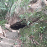 Defesa Civil de Caraguatatuba interdita trilha da Pedra do Jacaré na Prainha por risco de deslizamento. Acesso ao local está proibido por tempo indeterminado.
