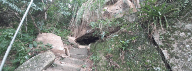 Defesa Civil de Caraguatatuba interdita trilha da Pedra do Jacaré na Prainha por risco de deslizamento. Acesso ao local está proibido por tempo indeterminado.