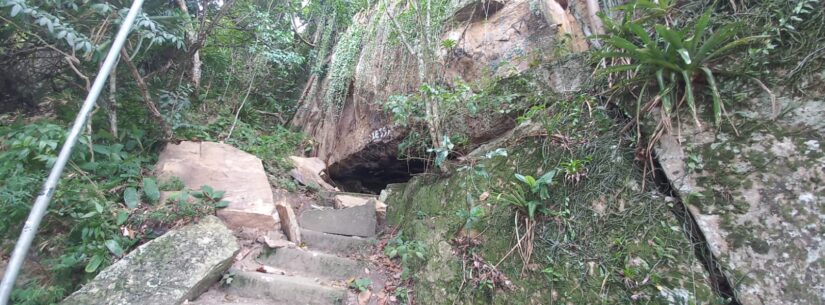 Defesa Civil de Caraguatatuba interdita trilha da Pedra do Jacaré na Prainha por risco de deslizamento. Acesso ao local está proibido por tempo indeterminado.