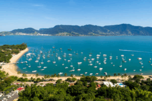 Ilhabela começa a cobrar IPTU Complementar em 25 de junho, referente a áreas construídas não registradas. Pagamento pode ser parcelado em até 7 vezes.