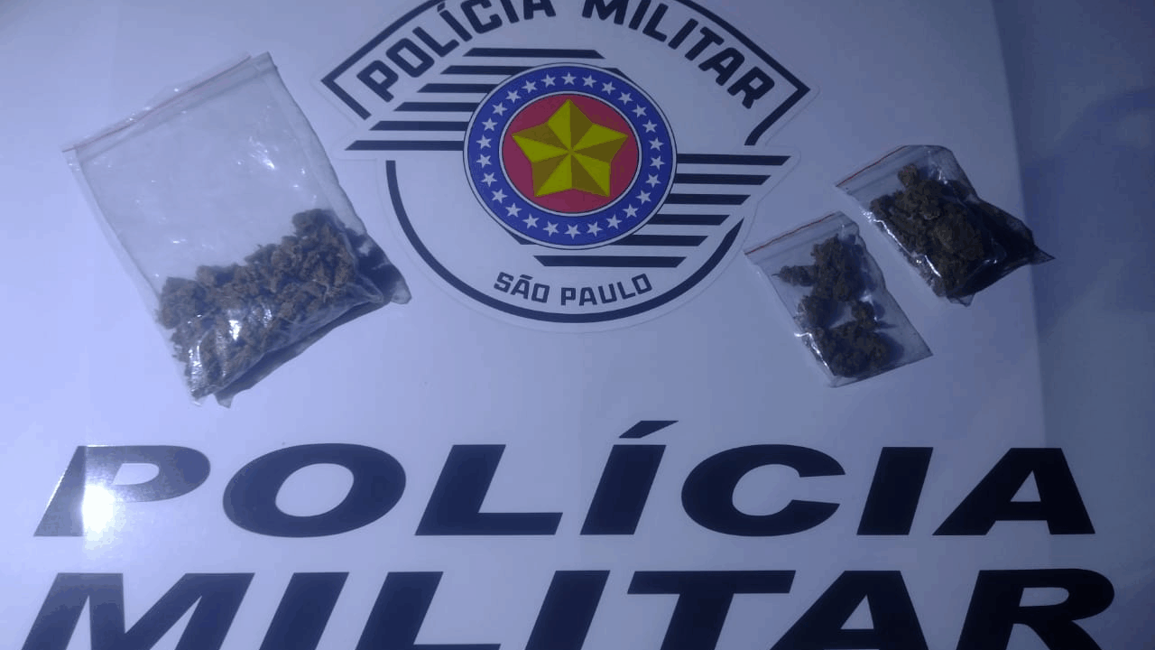 Polícia Militar apreende drogas usadas em tráfico por delivery em Ilhabela. Suspeito fugiu, mas moto e entorpecentes foram apreendidos. Caso ocorreu no bairro Itaquanduba.