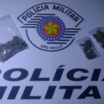 Polícia Militar apreende drogas usadas em tráfico por delivery em Ilhabela. Suspeito fugiu, mas moto e entorpecentes foram apreendidos. Caso ocorreu no bairro Itaquanduba.