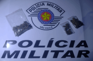 Polícia Militar apreende drogas usadas em tráfico por delivery em Ilhabela. Suspeito fugiu, mas moto e entorpecentes foram apreendidos. Caso ocorreu no bairro Itaquanduba.