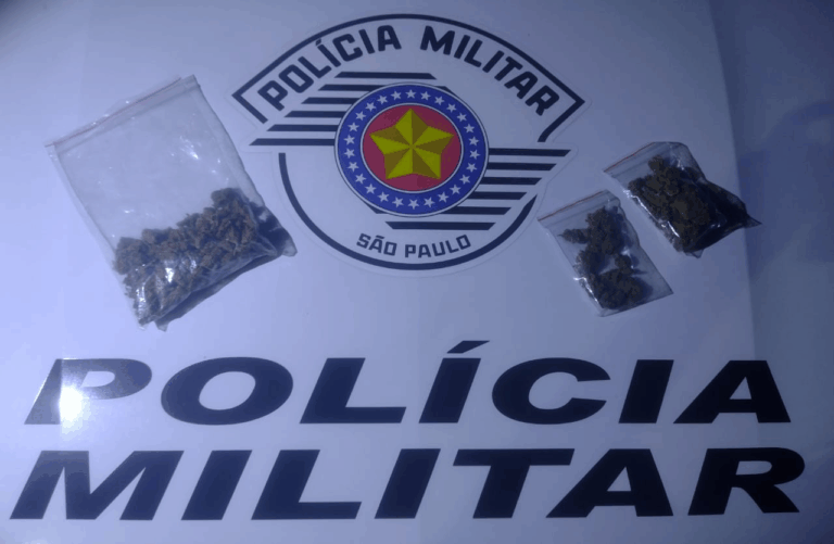 Polícia Militar apreende drogas usadas em tráfico por delivery em Ilhabela. Suspeito fugiu, mas moto e entorpecentes foram apreendidos. Caso ocorreu no bairro Itaquanduba.