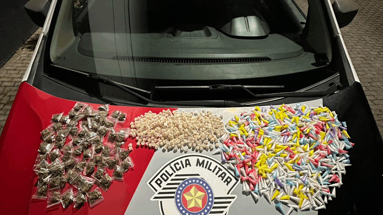 Adolescente é apreendido pela segunda vez por tráfico em Ubatuba, com mais de 900 porções de drogas. Ação ocorreu no bairro Ipiranguinha.