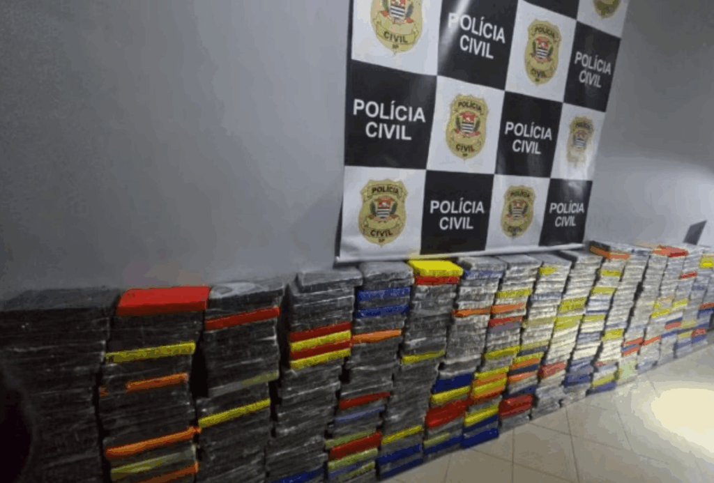 Polícia Civil apreende 520 kg de cocaína em São Sebastião; droga estava escondida em sacos de ração. Dois homens foram presos em flagrante.