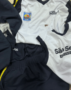 Após aluno receber uniforme com escorpião, Prefeitura de São Sebastião notifica empresa e intensifica inspeção nas peças escolares.