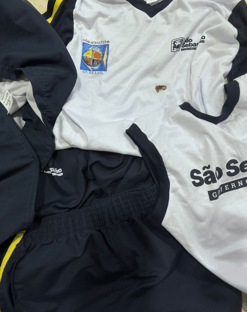 Após aluno receber uniforme com escorpião, Prefeitura de São Sebastião notifica empresa e intensifica inspeção nas peças escolares.