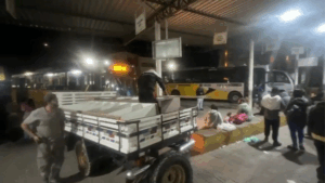 Terminal de ônibus da SOU em Ubatuba é desativado sem aviso prévio; operação passa a ser circular e população reclama da falta de informação.
