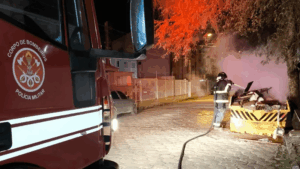 Fogo atinge caçamba de entulho em Ubatuba e mobiliza bombeiros. Incêndio foi causado por descarte irregular de materiais inflamáveis. Ninguém se feriu.